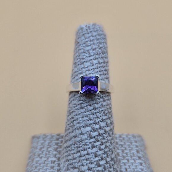 Size 6 Sterling Silver Square Brilliant Amethyst Gem Ring A4680 - Picture 1 of 10